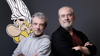 Fabrice Caro (Fabcaro) et Didier Conrad en 2023. Le duo rempile pour un nouvel album d’Astérix.