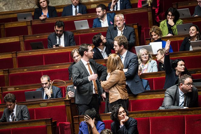 Le député PS, Iñaki Echaniz, avec les députés Renaissance David Amiel et Annaïg Le Meur, à l’Assemblée nationale, à Paris, le 23 octobre 2024.