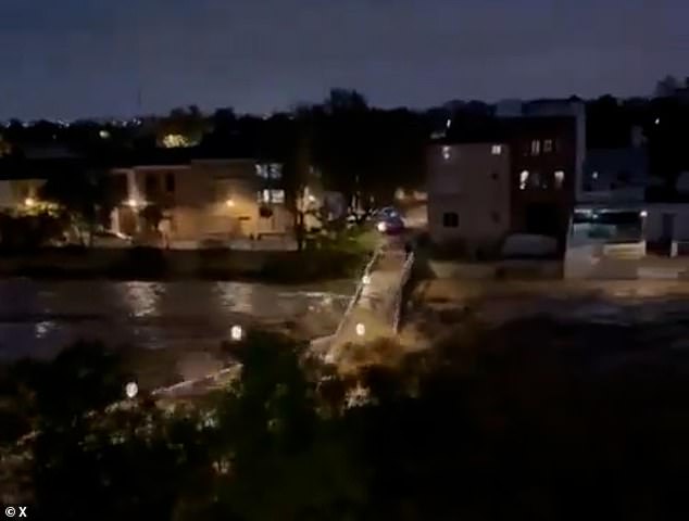 Le pont de Paiporta complètement dévasté par les inondations.