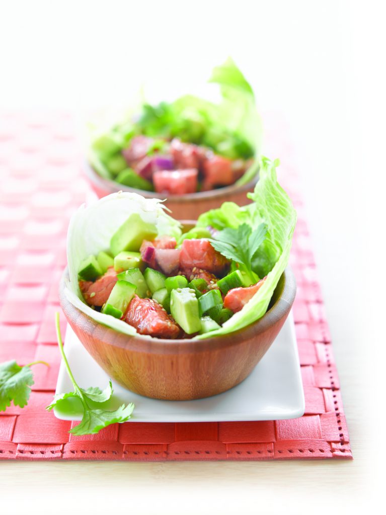 Coupes de saumon et avocat sur un lit de glace