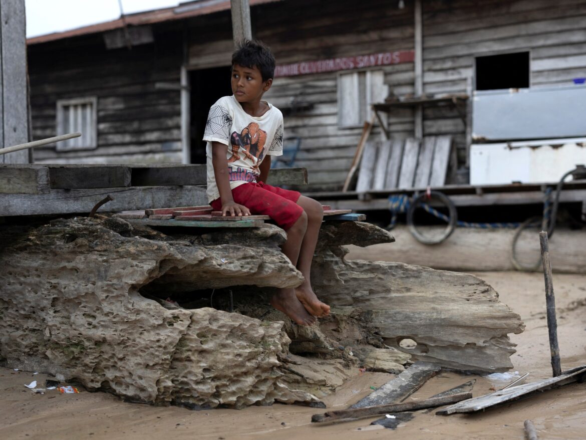 Crise climatique : 420 000 enfants menacés dans l'Amazonie