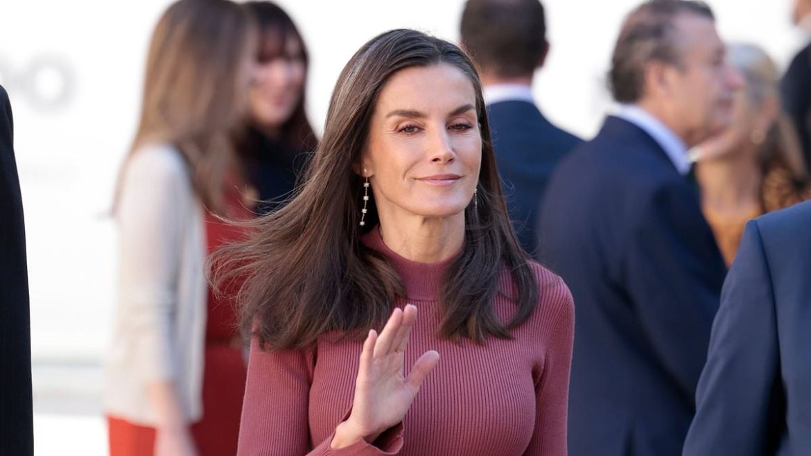 La Reine Letizia d'Espagne éblouit dans une robe bordeaux à Séville