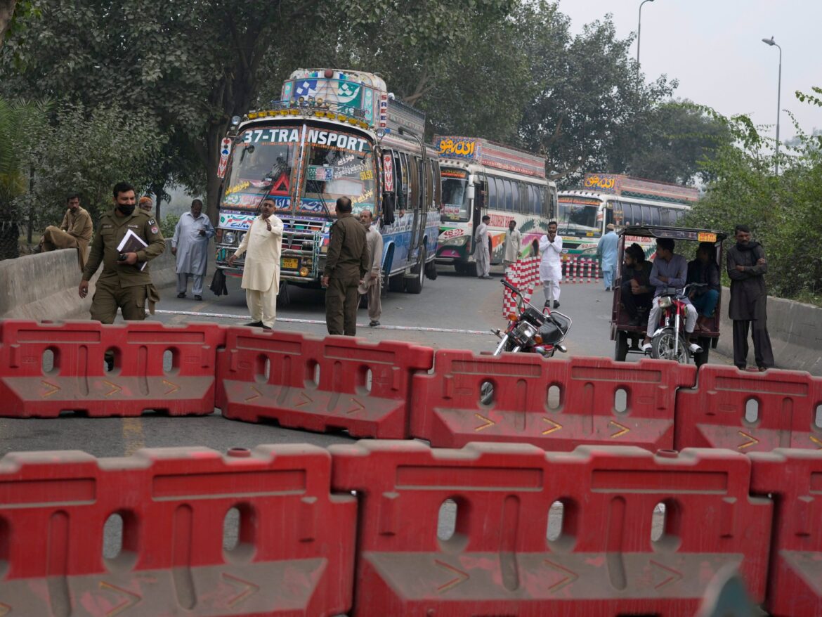 La capitale pakistanaise en lockdown avant la marche de Khan