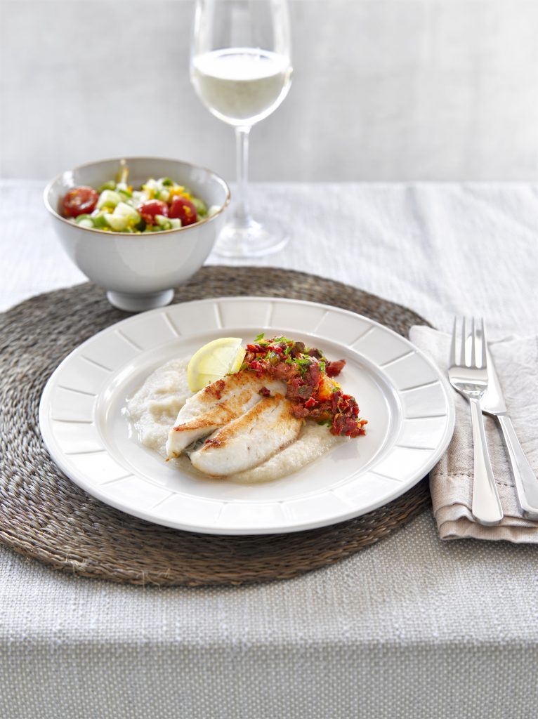 Poisson poêlé avec purée de chou-fleur et salsa aux câpres