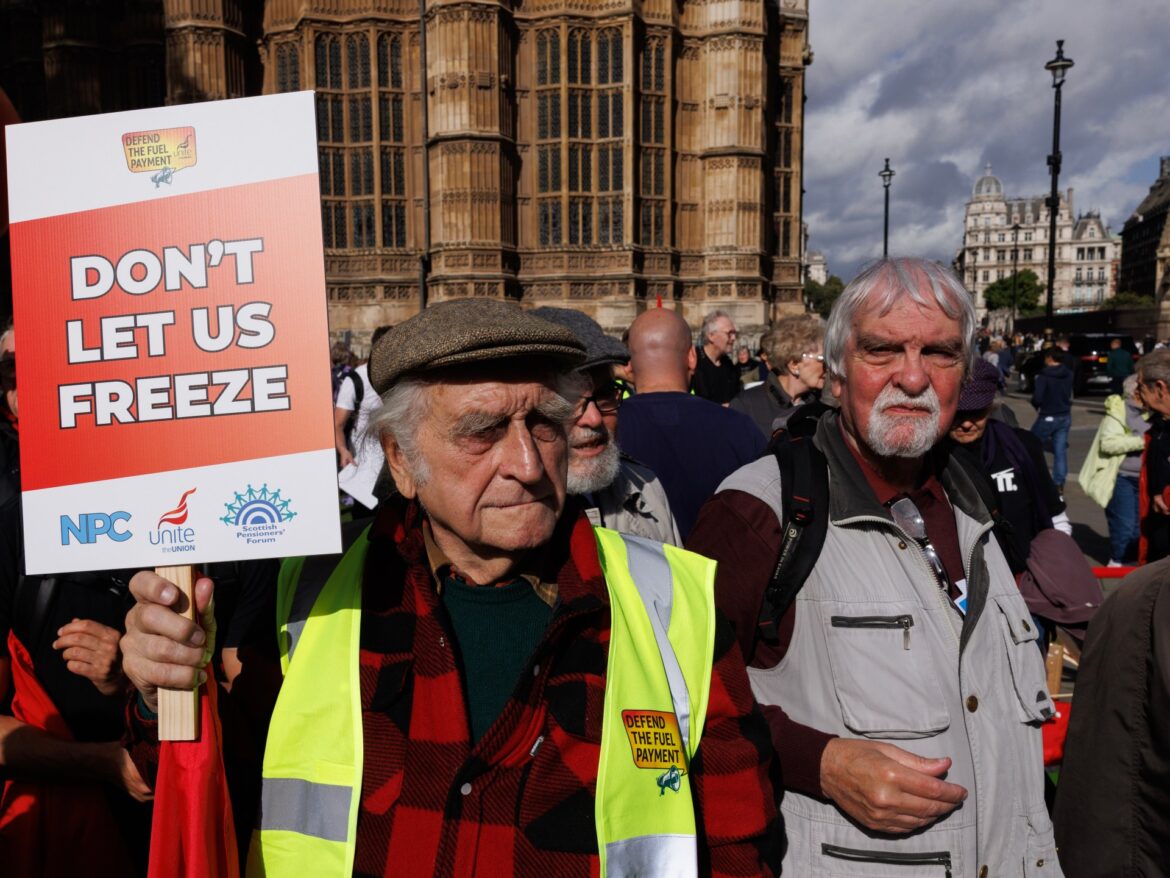 Poursuite contre le gouvernement UK sur l'aide au chauffage des seniors