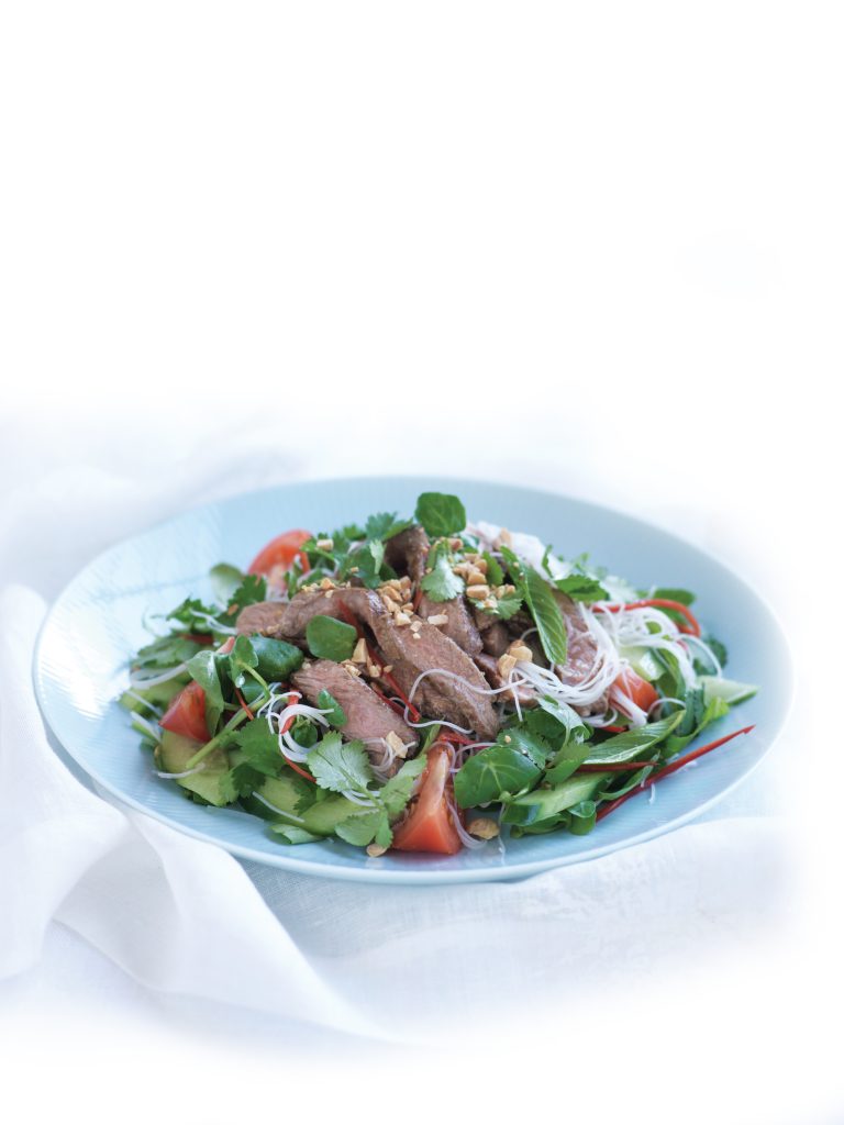 Salade de boeuf thaïlandaise fraîche et épicée