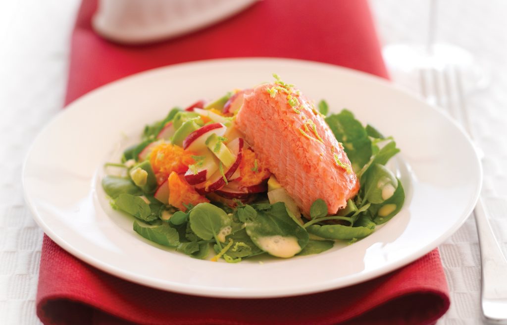 Salade de saumon fumé avec vinaigrette crémeuse agrumes