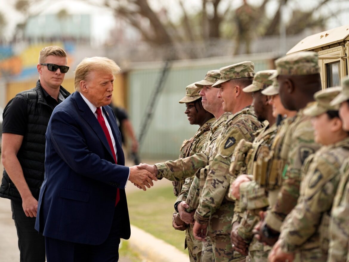 Trump prêt à déclarer l'état d'urgence pour déporter massivement