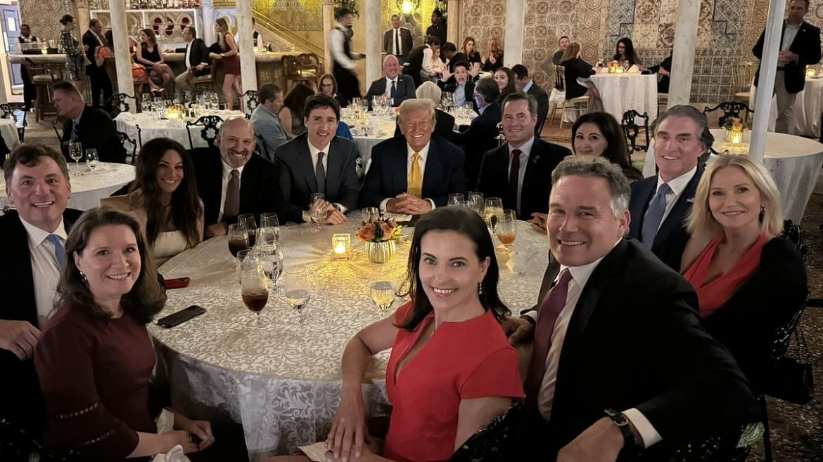 Un enfant photobombe Trump et Trudeau : moment hilarant au dîner