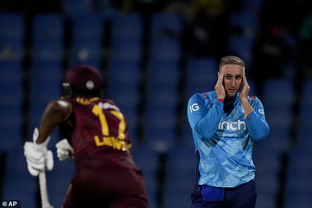 L'Angleterre a mal commencé sa tournée dans les Caraïbes, perdant par huit wickets contre les Antilles.