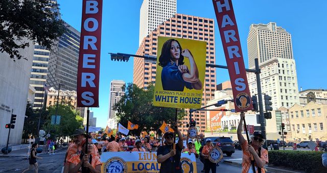 Pancartes de soutien à Kamala Harris lors d'une manifestation des syndicats américains du bâtiment à la Nouvelle-Orleans (Louisiane, USA) le 28 septembre 2024 ©Radio France - Valérie Cantié