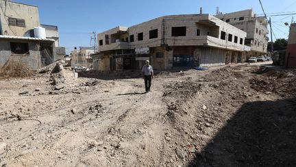 Un homme marche à Jenine, le 26 septembre 2024 en Cisjordanie occupée. (NEDAL ESHTAYAH / ANADOLU / AFP)