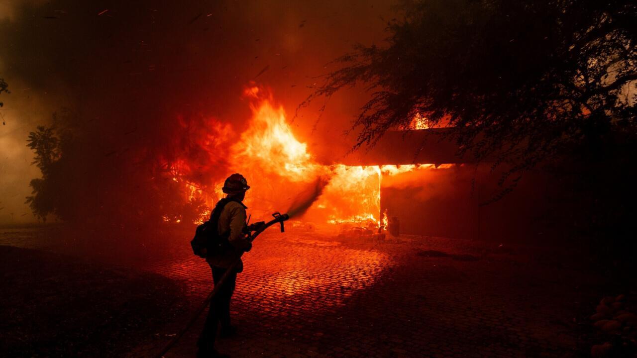 Un pompier lutte contre les flammes du 'Mountain Fire' près de Camarillo, en Californie, mercredi 6 novembre 2024.