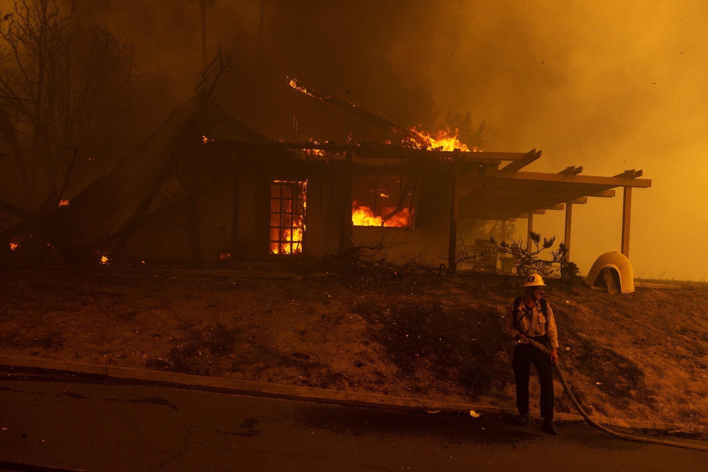 Une maison ravagée par le 'Mountain Fire' près de Camarillo, en Californie, mercredi 6 novembre 2024.