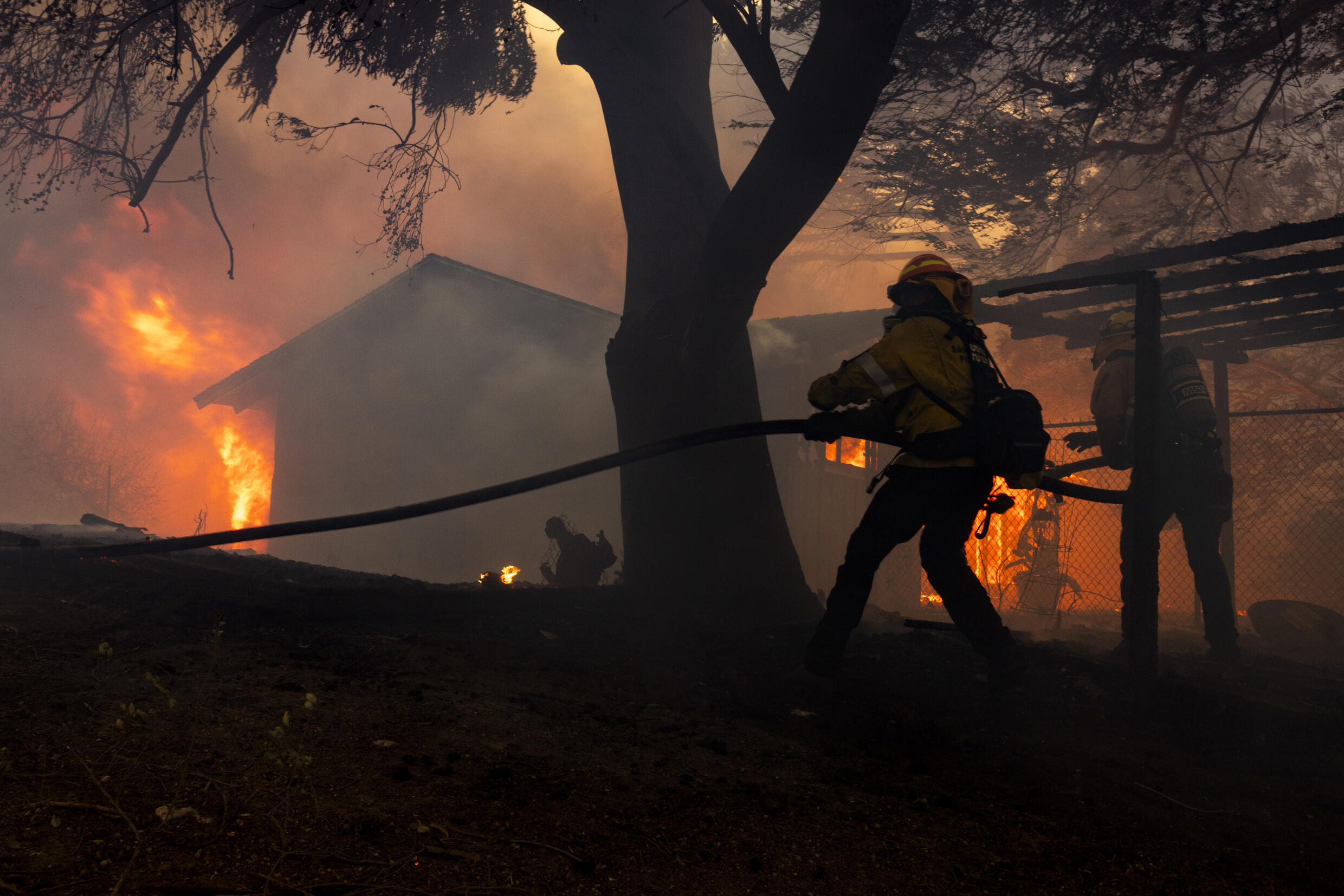 Des pompiers luttent contre les flammes du 'Mountain Fire' près de Camarillo, en Californie, mercredi 6 novembre 2024.