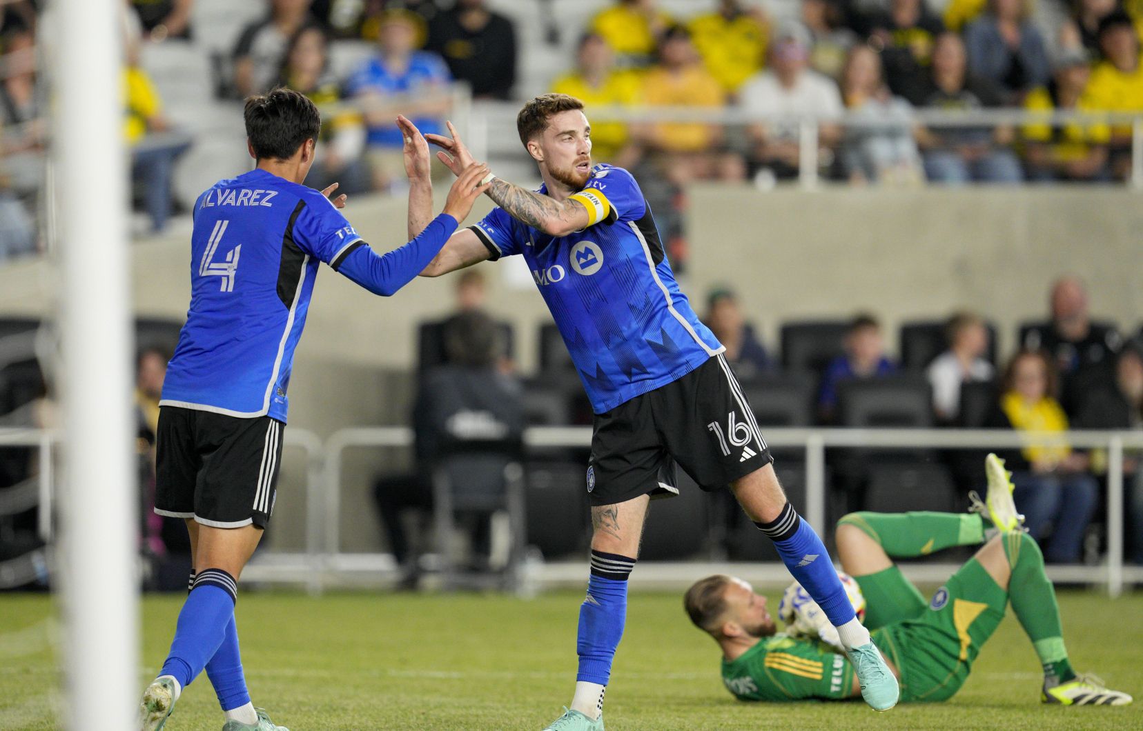 Les défenseurs du CF Montréal Fernando Álvarez (4) et Joel Waterman (16) se félicitent après un arrêt du gardien Jonathan Sirois, lors de la deuxième demie d’un affrontement contre le Crew de Columbus, le 27 avril 2024, à Columbus.