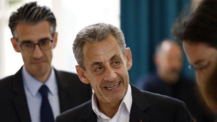 L'ancien président Nicolas Sarkozy dans un bureau de vote, lors du second tour des élections législatives françaises à Paris, le 7 juillet 2024. (SAMEER AL-DOUMY / AFP)