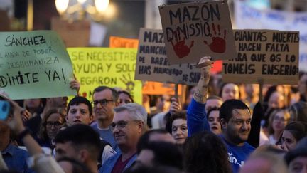 Les manifestants demandent la démission de Carlos Mazon, le président régional de Valence, 9 novembre 2024. (CESAR MANSO / AFP)