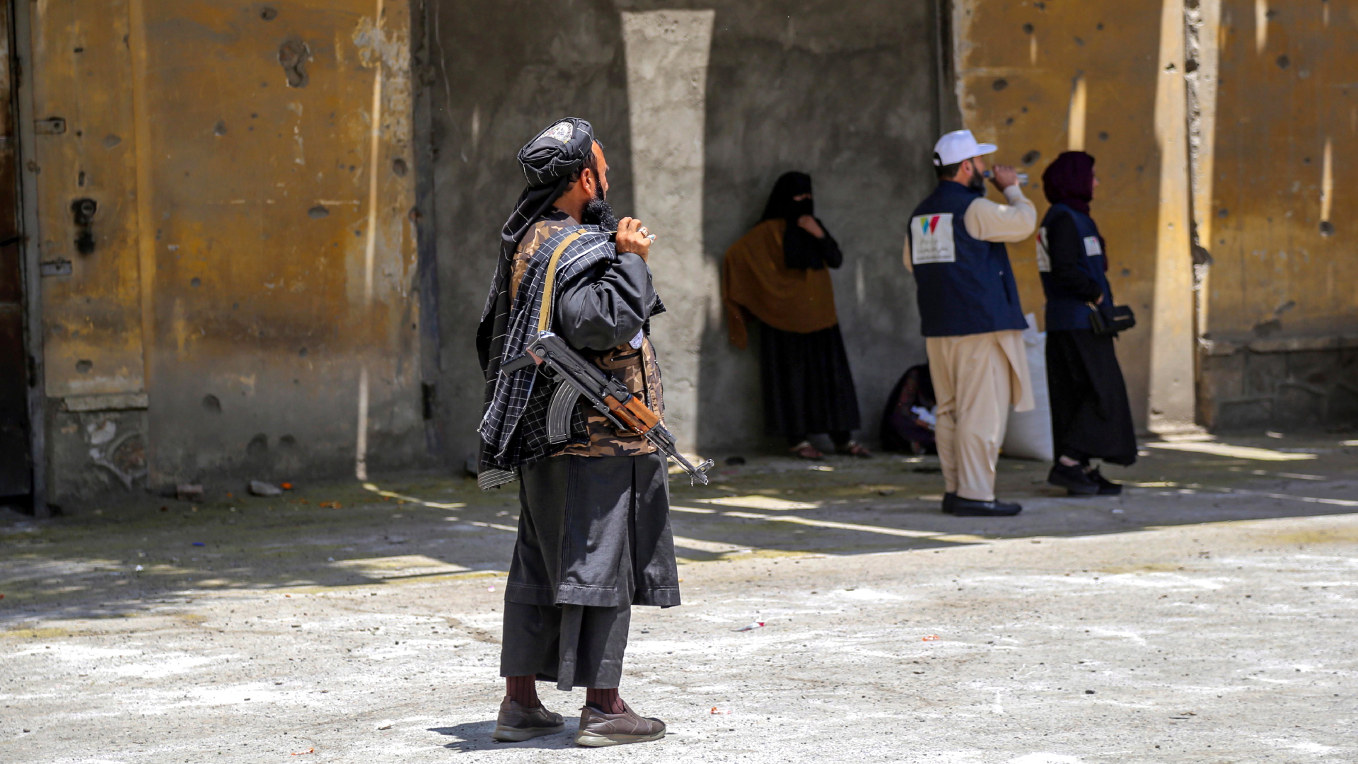 Un combattant Taliban surveille la distribution de rations alimentaires. | EPA