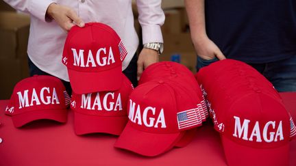 Des étudiants de l'université d'État d'Arizona distribuent des casquettes 'MAGA' (Make America Great Again), le slogan de Donald Trump le 6 novembre 2024.