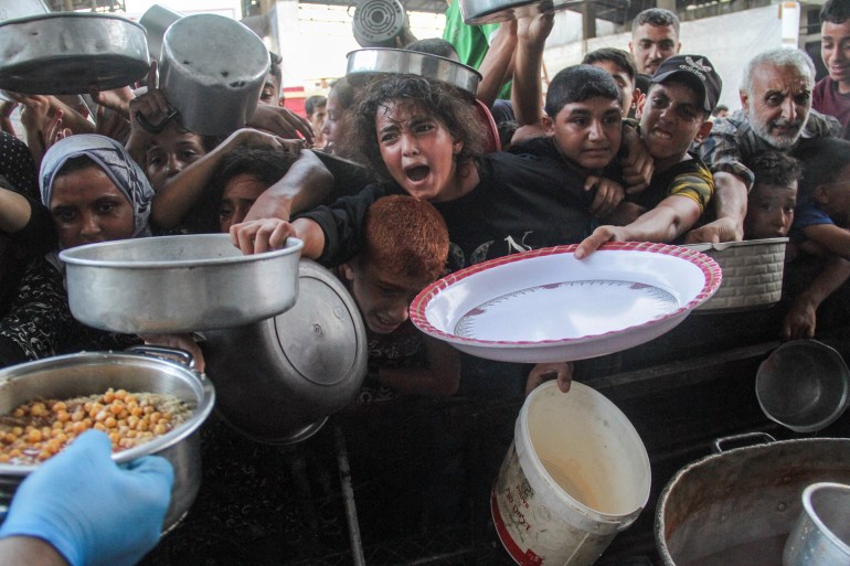 Des Palestiniens se rassemblent pour recevoir de la nourriture préparée par une cuisine caritative, au milieu du conflit israélo-hamas, dans le nord de la bande de Gaza, le 11 septembre 2024. REUTERS/Mahmoud Issa