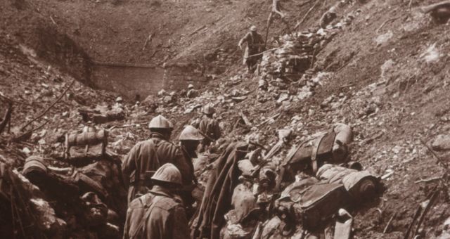 Une tranchée devant le fort de Vaux en 1916 ©Getty - Print Collector / Hulton Archive