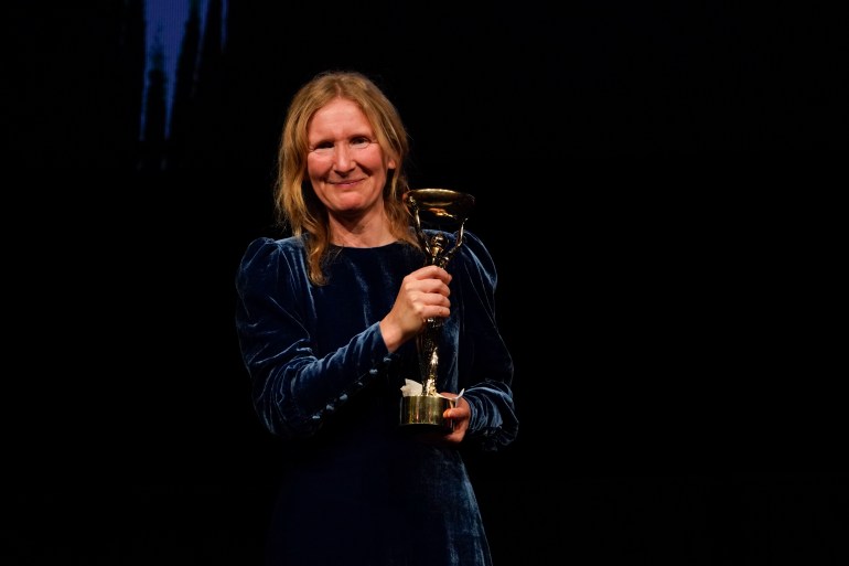 Samantha Harvey posant avec le trophée après avoir remporté le Prix Booker 2024.