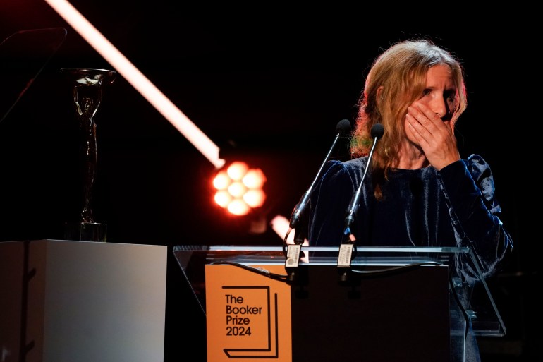 Samantha Harvey réagit après avoir remporté le Prix Booker.