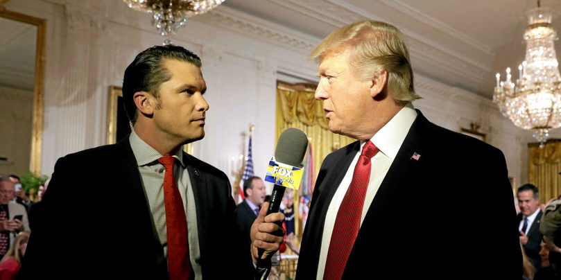 Pete Hegseth interviewe Donald Trump à la Maison-Blanche, le 6 avril 2017.