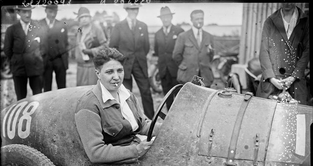 Violette Morris, gagnante du concours d'adresse de la journée féminine de l'autodrome de Monthléry, le 12 juin 1927 ©Maxppp - Bibliothèque nationale de France