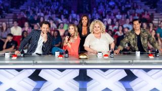 Éric Antoine, Hélène Segara, Karine Le Marchand, Marianne James et Sugar Sammy sur le plateau de « LFAUIT » saison 19.