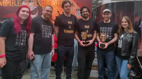 Équipe de Vampire Survivors avec des prix BAFTA