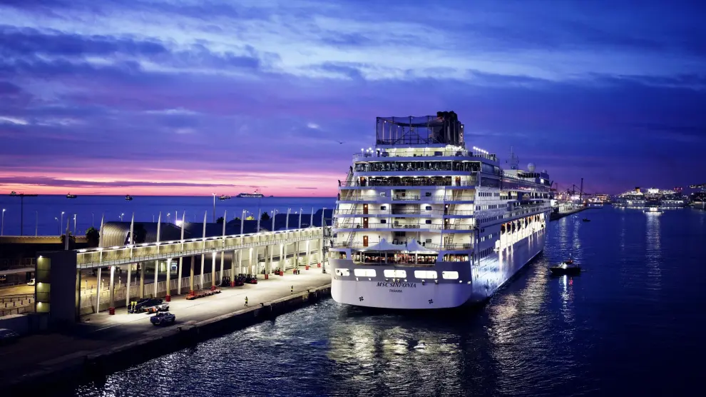 Une photo de croisière dans le port de Barcelone