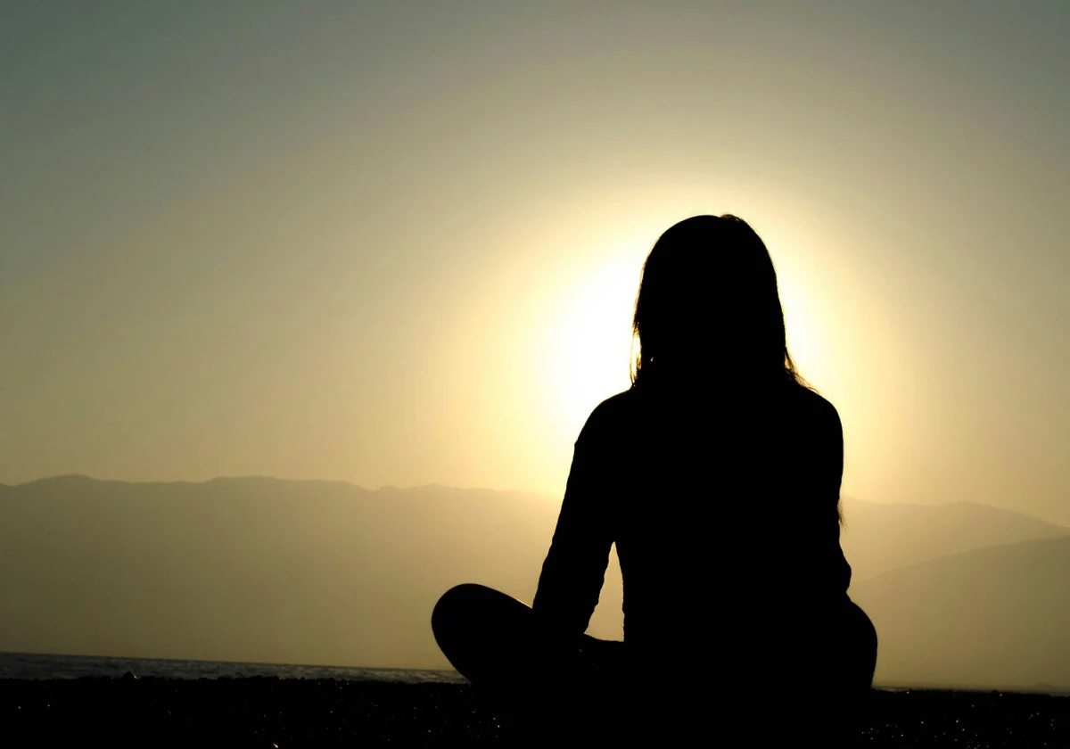 Une femme pratiquant la méditation.