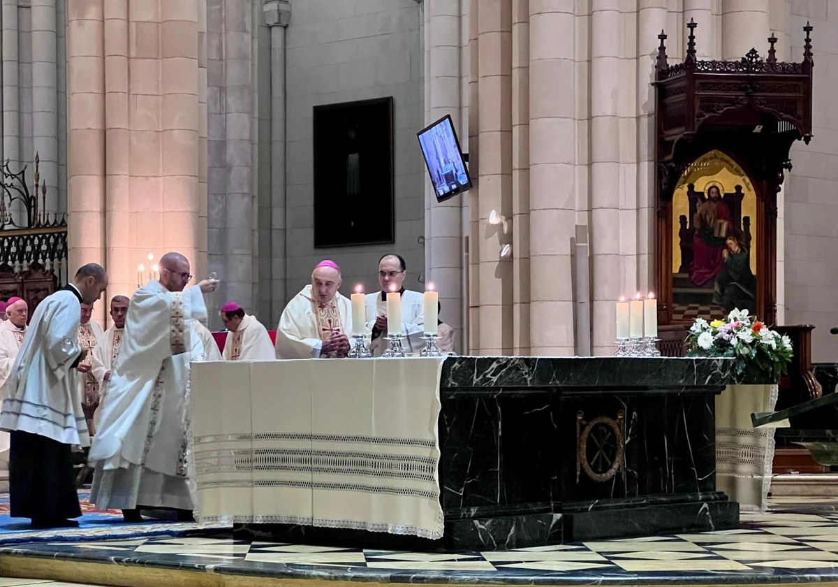 Monseñor Enrique Benavent en un moment de la célébration en la cathédrale de la Almudena