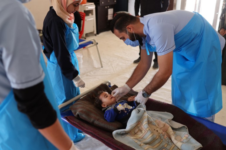 Un enfant syrien reçoit un traitement dans le service de choléra d'un hôpital à Darkoush, en Syrie.