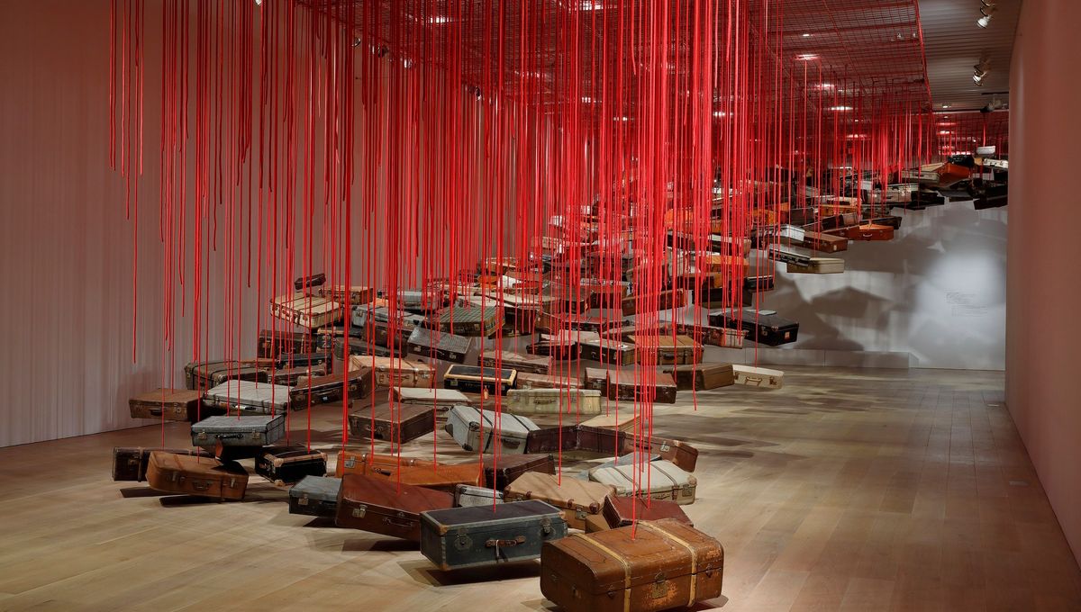 Chiharu Shiota Accumulation – Searching for the Destination 2014 2024 Vue de l’installation Shiota Chiharu The Soul Trembles, Mori Art Museum, Tokyo, 2019