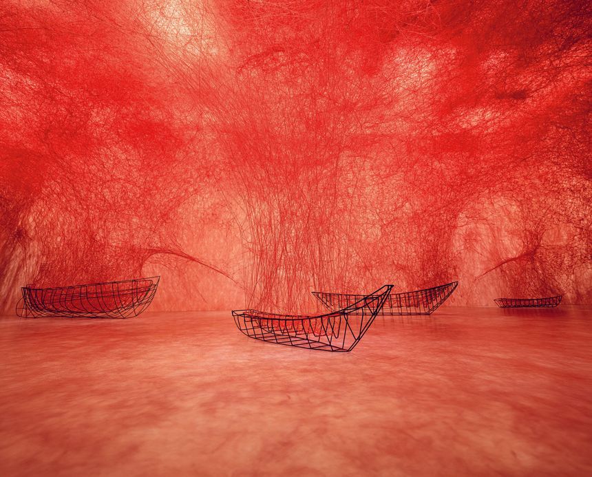 Chiharu Shiota Uncertain Journey (Voyage incertain) 2021 Cadre métallique laine rouge Vue de l’installation Taipei Fine Arts Museum