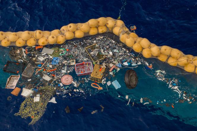 Un prototype de nettoyage des océans de l’entreprise System 001/B, capturant des débris en plastique dans le Great Pacific Garbage Patch, dans l’océan Pacifique, le 30 septembre 2019.