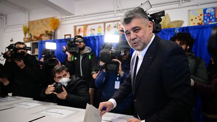 Le Premier ministre roumain, Marcel Ciolacu, candidat à la présidentielle, à Bucarest, le 24 novembre 2024. (DANIEL MIHAILESCU / AFP)