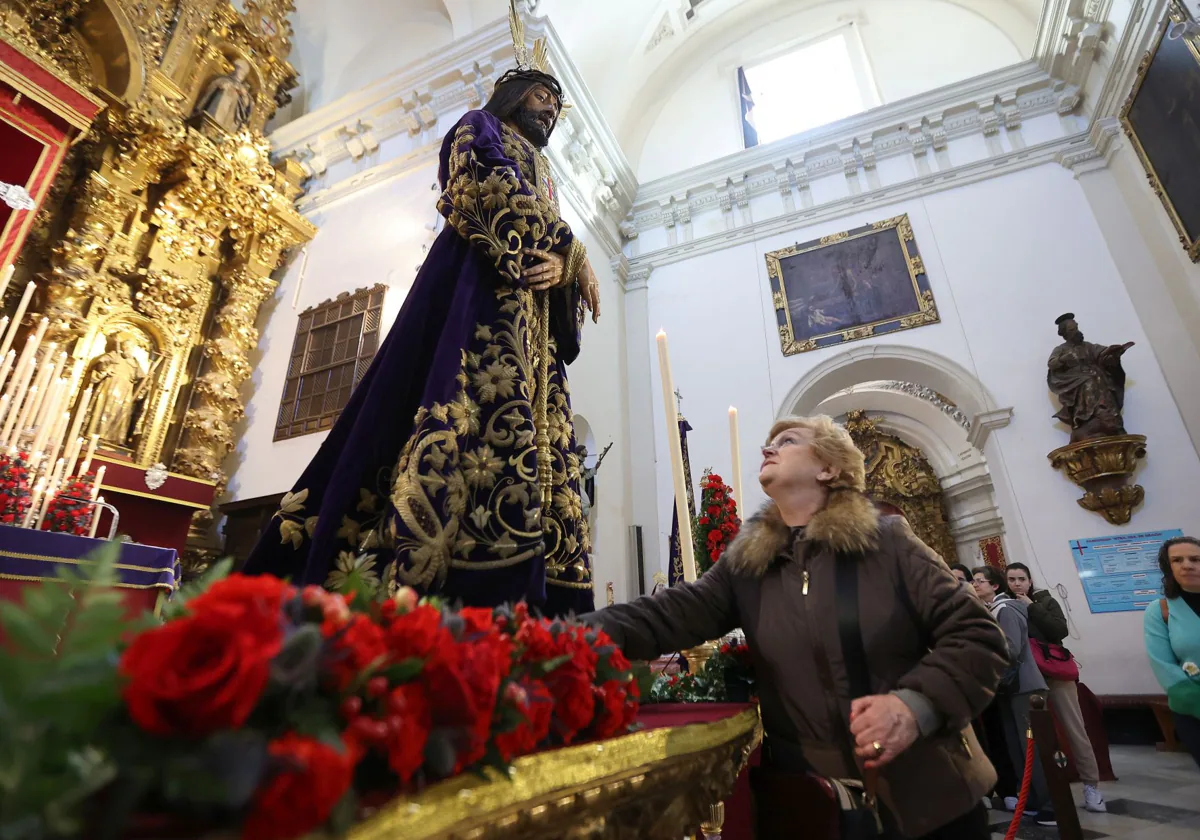 Notre Père Jésus Nazareno Rescatado, avec la tunique que a doné la Duquesa de Medinaceli