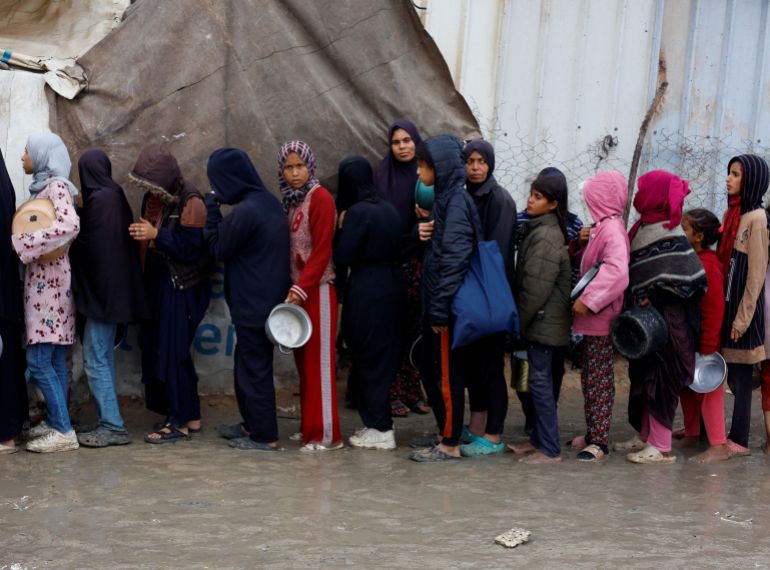 Enfants réfugiés à Gaza sous la pluie