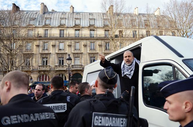 Abdelhakim Sefrioui, fondateur du Collectif Cheikh Yassine, arrêté après une manifestation propalestinienne, à Paris, le 29 décembre 2012.