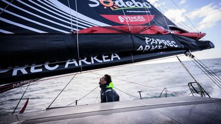 Yoann Richomme sur son Imoca Paprec-Arkéa à l'entraînement au large de Lorient, le 16 avril 2024. (LOIC VENANCE / AFP)