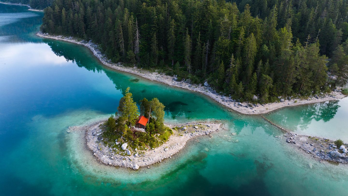 Maximilian Insel im türkisgrünen Eibsee Maximilian Insel im türkisgrünen Eibsee