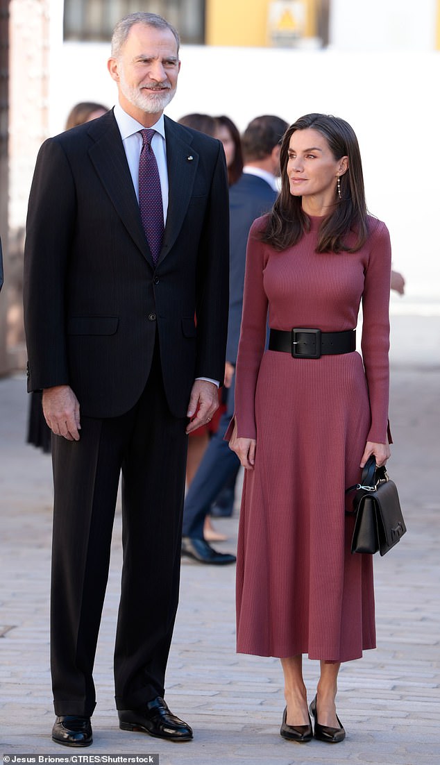 La Reine Letizia d'Espagne éblouit dans une robe bordeaux