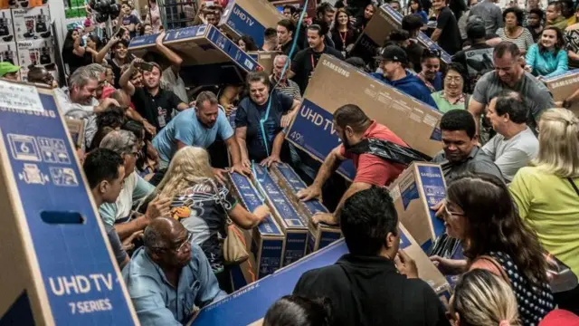 Clients se précipitant pour des téléviseurs en promotion dans un magasin à São Paulo, Brésil.