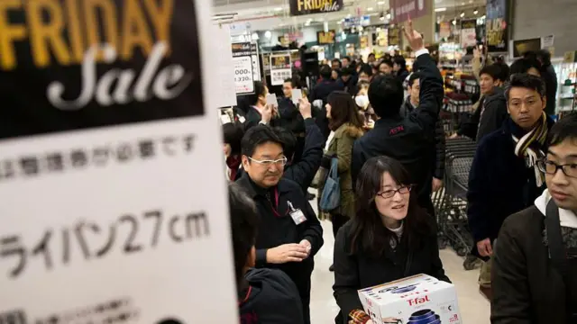 Clients japonais dans un supermarché à Tokyo.