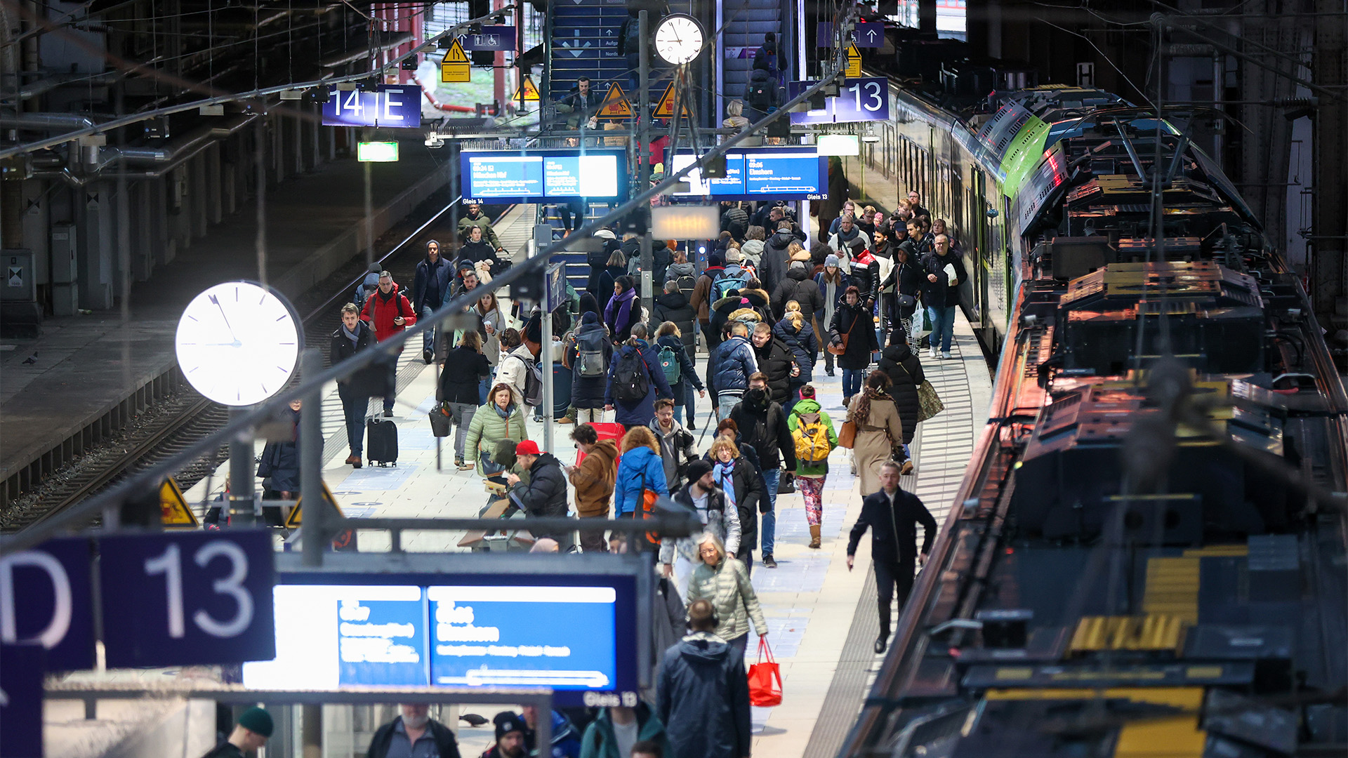 Menschen auf einem belebten Bahnhof | dpa Menschen auf einem belebten Bahnhof