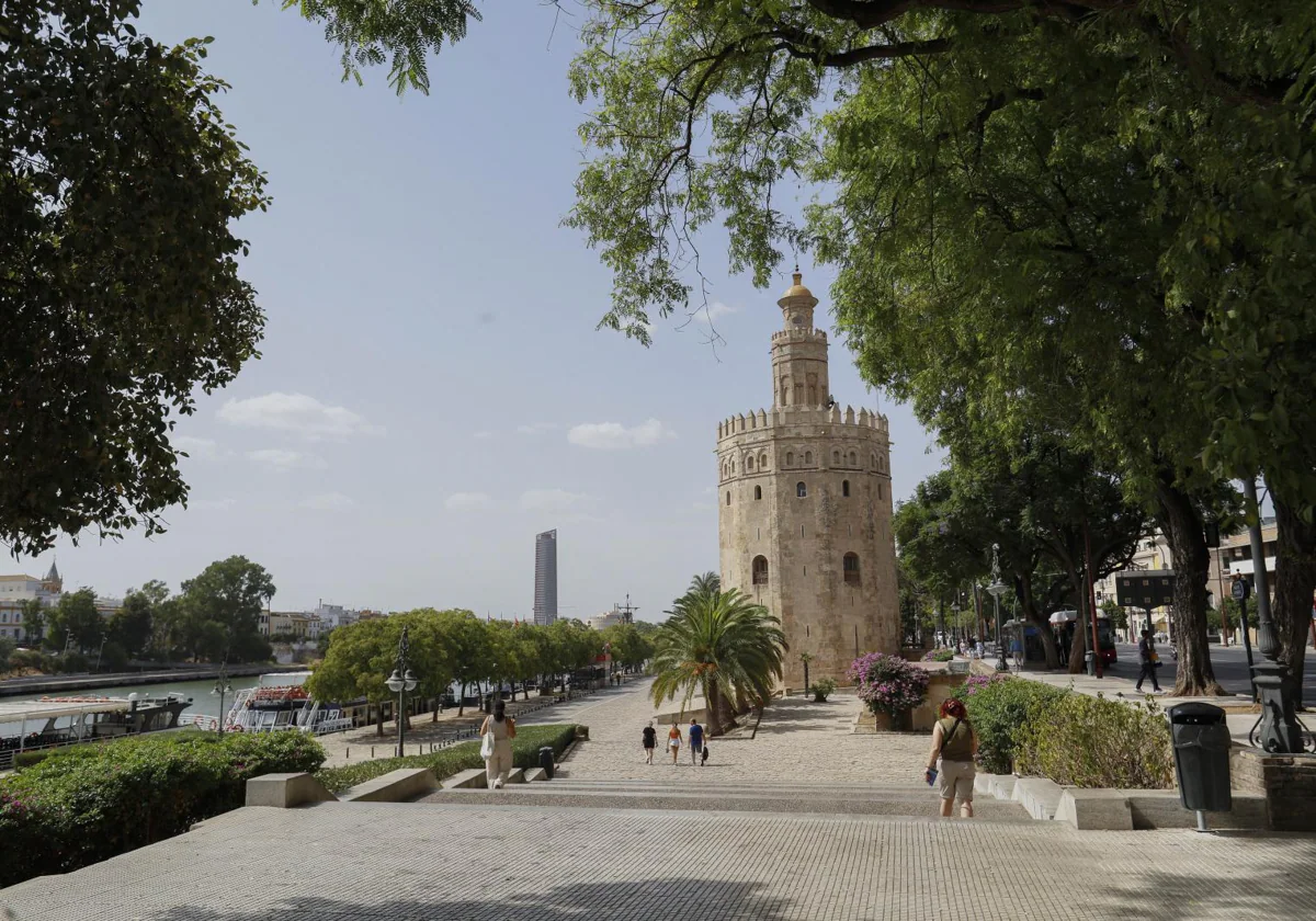 Vue du Paseo Colón, la Torre del Oro et le fleuve Guadalquivir